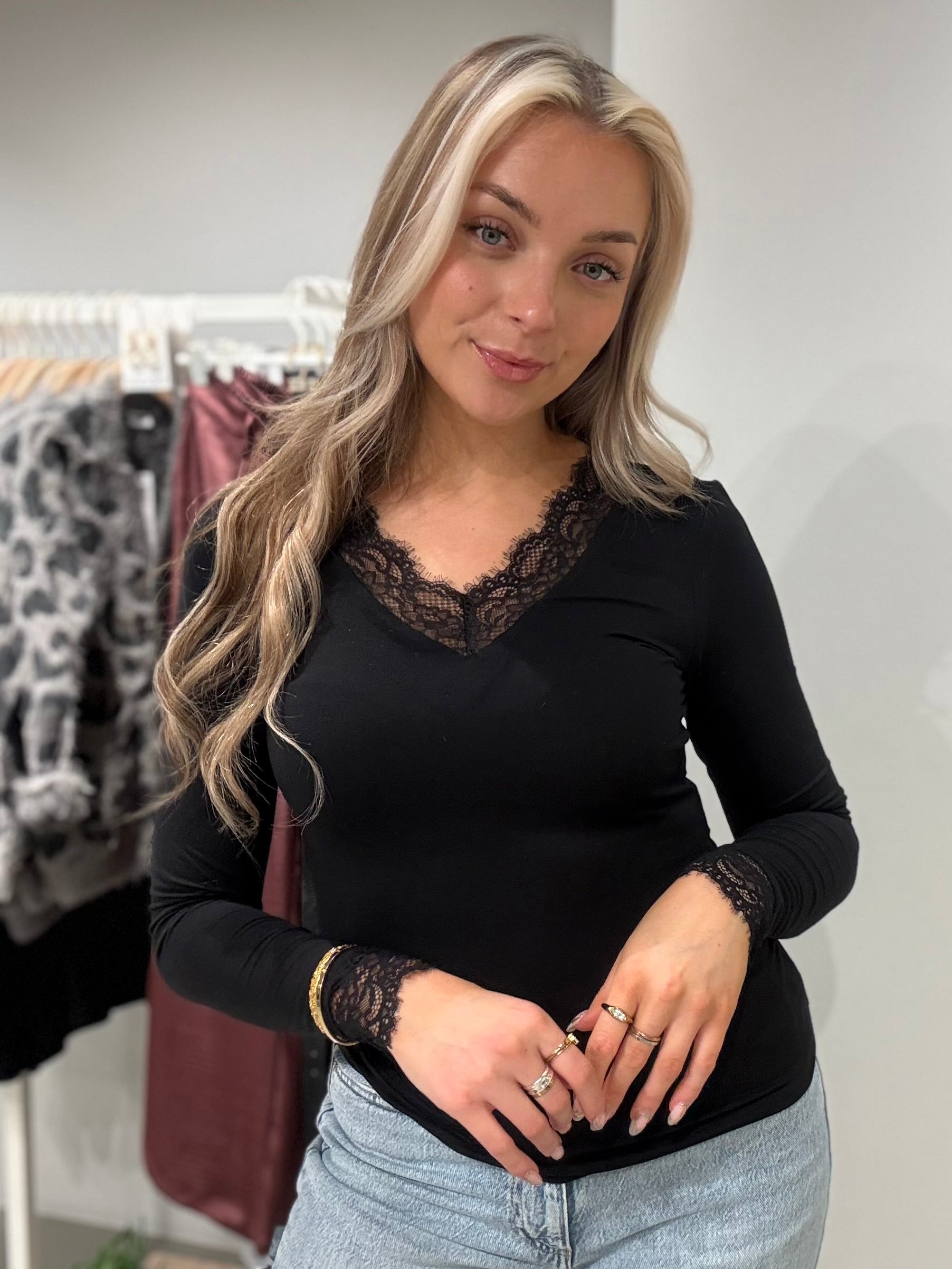 VICLURA Top - Black Beauty